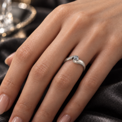 Pre Owned 18ct White Gold Diamond Solitaire Ring ZC43